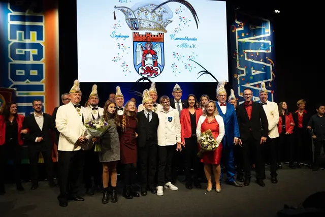 Siegburgs designierte Tollitäten im Kreise ihrer Gefolge mit Bürgermeister Stefan Rosemann (hinten, Mitte) sowie Vertretern des Karnevalskomitees.   | Foto: Kreisstadt Siegburg
