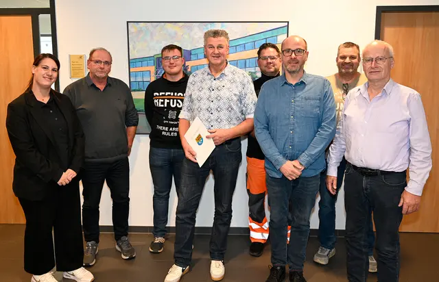 Axel Möllengraf (4. v. l.) feierte sein 40-jähriges Jubiläum im Dienste der Stadt Mechernich im Beisein von Bürgermeister Dr. Hans-Peter Schick (r.), Fotini Bung (v. l.) sowie Bauhof-Chef Reiner Metternich und Kollegen Kevin Mitteldorf, Sven Ebmeier, Stefan Kaiser und Guido Derichs. | Foto: Henri Grüger/pp/