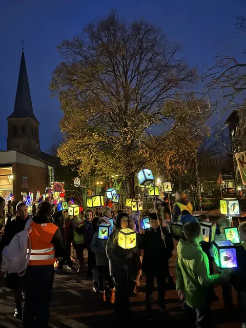 Viele bunte Laternen beim Martinszug.  | Foto: Katholische Grundschule Lülsdorf