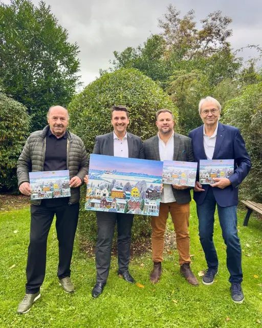 Präsentation des Adventskalenders (von links): Josef Hawle, Bürgermeister Alexander Biber, Björn Gerhard und Dr. Peter Hülzer. | Foto: Stadt Troisdorf