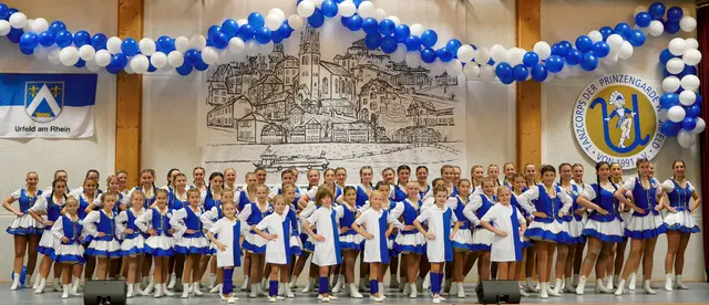 Alle drei Tanzcorps der Prinzengarde präsentierten sich in den einheitlichen neuen Kostümen. Bei den Tanzvorführungen zeigten die Urfelder Mädchen tolle Akrobatik und das Publikum dankte es mit tosendem Applaus.   | Foto: Lisa Engels