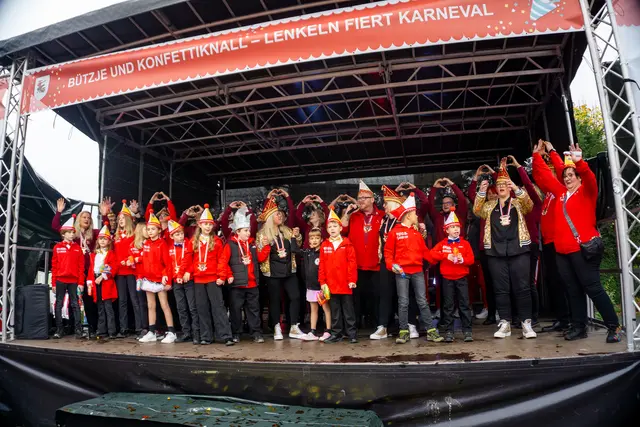Sessionseröffnung mit dem Lindlarer Damendreigestirn und dem Kinderprinzenpaar, jeweils mit Schmölzchen.   | Foto: Frederik Eyl