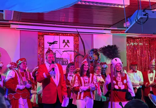 Unter großem Applaus wurden Bauer Elena I., Jungfrau Vivien I. und Prinz Kathrin I. in ihre Ämter eingeführt.   | Foto: IG Lorbach