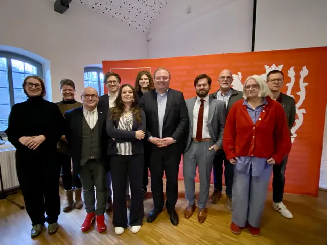 Der neu gewählte Vorstand der SPD Oberberg: (v.l.) Regina Billstein, Erika Standke, Ingo Kötter, Dr. Sven Lichtmann, Samira Minkewitz, Noah Köhler, Vorsitzender Thorsten Konzelmann, Pascal Reinhardt, Gerald Zillig, Anne Pampus und Daniel Grütz.  | Foto: Heidrun Schmeis-Noack