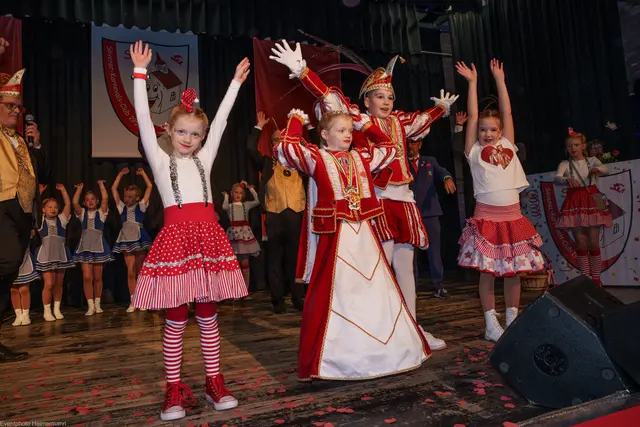 Das neue Prinzenpaar zeigte mit seinen Hofdamen Laura (9) und Luisa (8) nach der Proklamation ihre Tanzeinlage. | Foto: Heimermann