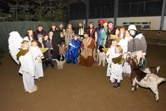 Bei den Proben für das diesjährige Krippenspiel traten Maria und Josef gemeinsam mit einem Hirten, Hund und Eseln auf.  | Foto: AS