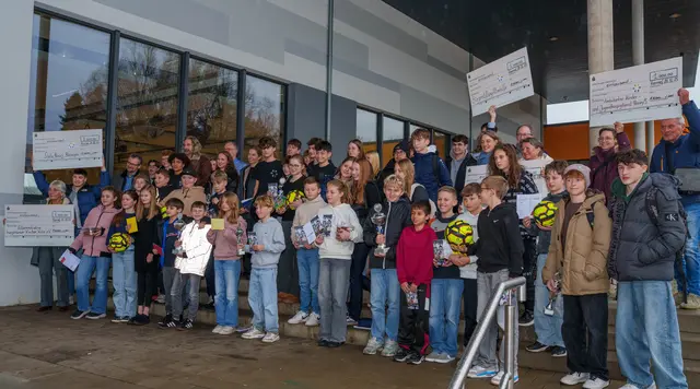 Gruppenbild der geehrten Schüler und Klassen mit Lehrern, Gästen mit den Vertretern der Spendenempfänger. | Foto: Heimermann