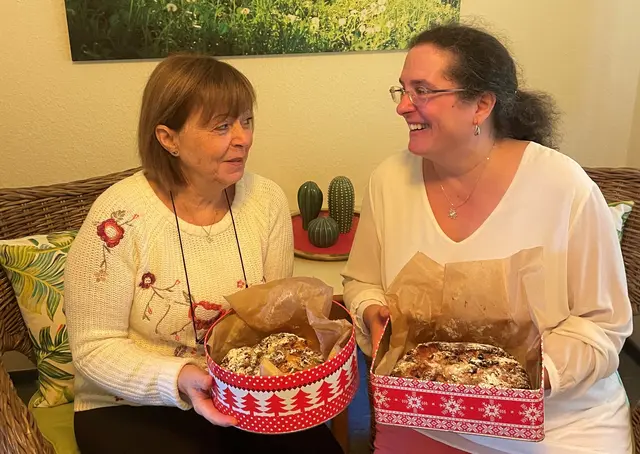 Martina France und Eva Basten mit den Stollen.  | Foto: Stadt Troisdorf