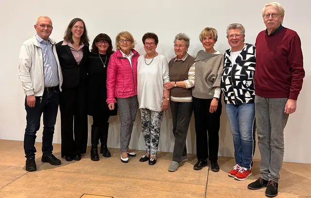 Der neu gewählte Vorstand der AWO-Lohmar zusammen mit der neuen Ehrenvorsitzenden Annemarie van Allen (4. von links).  | Foto: AWO