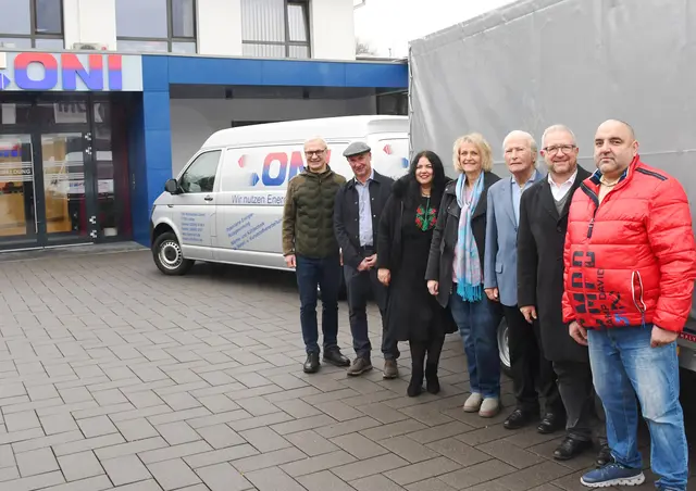 Übergabe des Transporter-Gespanns für den Einsatz in Charkiw durch Wolfgang Oehm (3.v.r.). Angestoßen hatte die Aktion der ehemalige Lindlarer Bürgermeister Dr. Georg Ludwig (l.).  | Foto: Rüdiger Dzuban