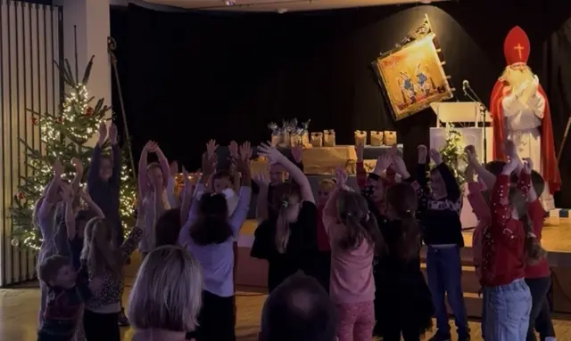 Voller Stolz sowie mit viel Spaß und großer Begeisterung führten auch die Funken-Minis ihren Eltern und dem Nikolaus ihre eigens für die Weihnachtsfeier einstudierte Darbietung auf. | Foto: Siegburger Funken