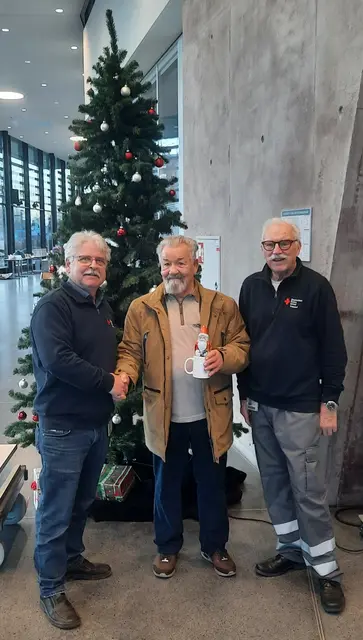 Dankeschön für 200 Blutspenden (von links): Kurt Wildemann , Blutspender Klaus-Dieter Jäschke und Dieter Gattinger.  | Foto: DRK