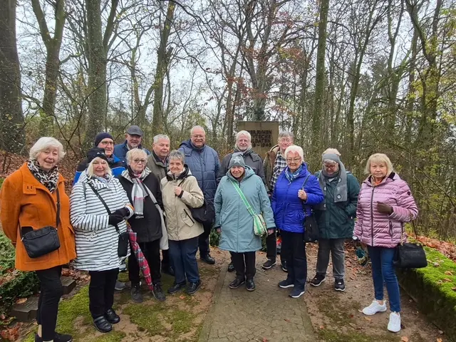 Die Mitglieder des Brühler Heimatbundes vor dem Ehrenmal auf dem Soldatenfriedhof neben dem Kloster Helenenberg, welches auf dem Weg zum Trierer Weihnachtsmarkt besucht worden war. | Foto: Freytag