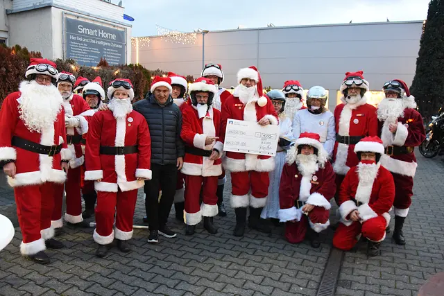 Zum inzwischen dritten Mal holten die Biker for Kids bei der Firma Enzinger in Bad Godesberg eine Mitarbeiterspende ab.  | Foto: AS