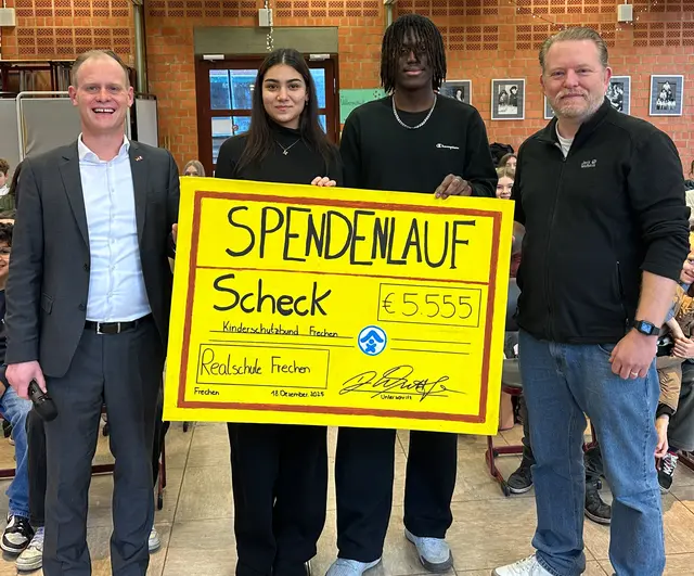 Schulleiter Daniel Wuttke, Maide Sahin, Victor Strasse (Schülervertretung) überreichten den Scheck an Jens Dreweke vom Kinderschutzbund Frechen (v.l.n.r.).   | Foto: Porth/Realschule Frechen