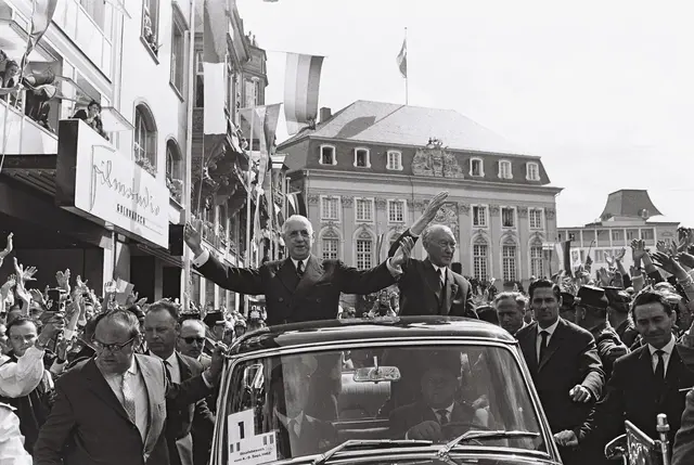 Staatsbesuch im September 1962: Bundeskanzler Konrad Adenauer (r.) und der französische Staatspräsident Charles de Gaulle auf dem Bonner Markt.  | Foto: Stadtarchiv und Stadthistorische Bibliothek