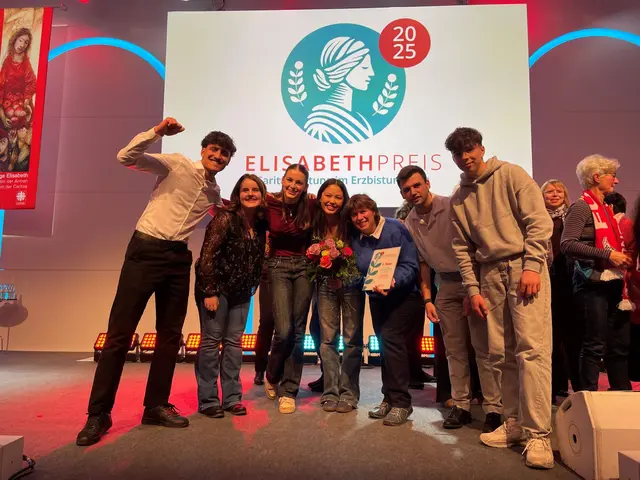 Voller Freude und Stolz nahmen die Schülerinnen und Schüler der Nepal-AG den Publikumspreis in der Flora Köln entgegen.  | Foto: Gesamtschule Mechernich/pp/Agentur ProfiPress