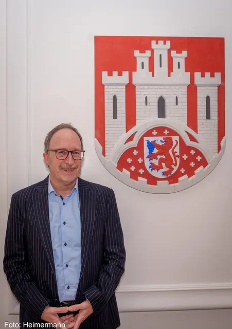 Thomas Wallau vor dem Stadtwappen im alten Rathaus. | Foto: Heimermann