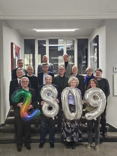 Der Betrag von 2.809 Euro (53 Jahre und 53 Euro pro Jahr) – symbolisch dargestellt mit Luftballons - wurde nun vom Vorsitzenden des Stiftungsrates, Bürgermeister Dr. Prokop, und dem Vorsitzenden des Vorstandes der Kulturstiftung, Rechtsanwalt Michael Felser, in Anwesenheit der Vorstandsmitglieder und von Mitgliedern des Stiftungsrates  –  der Vorsitzenden des Kunstvereins, Gaby Zimmermann, und ihrer Stellvertreterin, Dr. Karola Meck-Theben, übergeben.  | Foto: Stadt Brühl