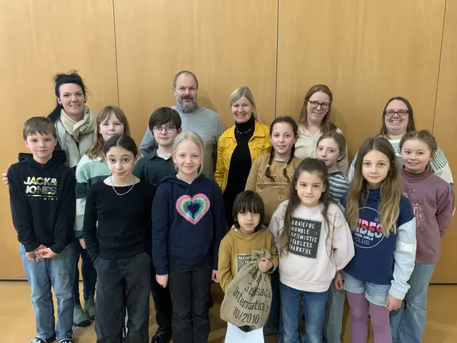 Die Klassensprecherinnen und Klassensprecher des Grundschulverbandes mit Vertretern von Schulleitung, WippKids und Eltern. | Foto: Helmut Wagner
