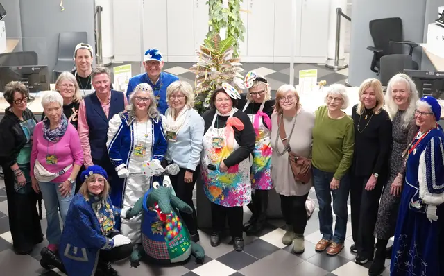 Auf der Vernissage kamen kunstinteressierte Karnevalsfans mit Stadtwerke-Geschäftsführerin Andrea Vogt und den Jecken Kreativen Spich ins Gespräch.  | Foto: Stadtwerke Troisdorf