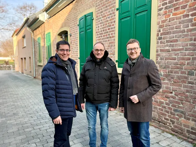 Bürgermeister Dr. Max Leitterstorf, Wolfgang Prause und der Erste Beigeordnete Dr. Martin Eßer (v.li.) freuen sich über die Entwicklung für das Haus Menden. | Foto: Stadt Sankt Augustin