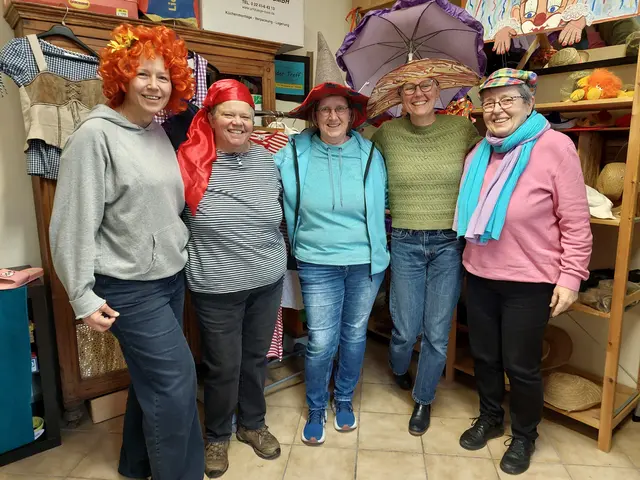 Das Karnevals-Team vom Heider Treff: Eva Meyer, Annette Wulf, Heike Kerstan, Verena Stumpf, Simone Spiegels (von rechts).. | Foto: Simone Spiegels