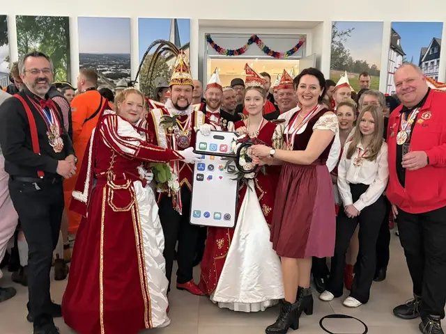 Närrischer Machtwechsel: Für den Rathausschlüssel erhielt Bürgermeisterin Larissa Weber (re.) ein übergroßes Smartphone, damit in der närrischen Zeit kein Termin verloren geht.  | Foto: Karin Rechenberger