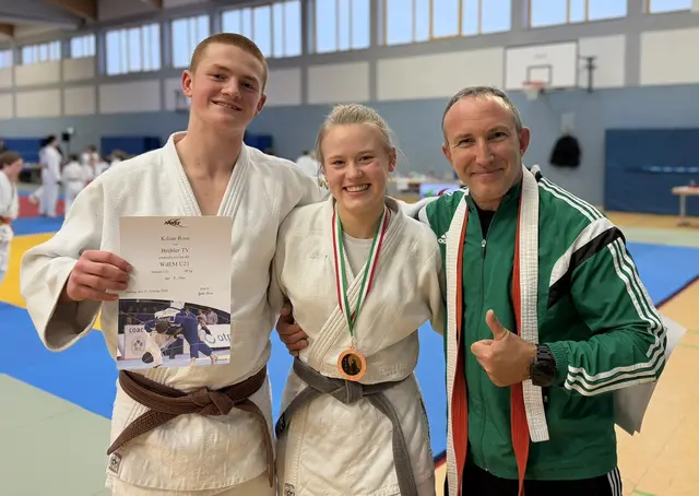 Die beiden Judoka Mirella Golland (Mitte) und Kilian Rose (links) freuen sich mit ihrem Trainer David Metzger (rechts) über ihre Erfolge und die Qualifikation für die Deutschen Einzelmeisterschaften. | Foto: Tobias Rose