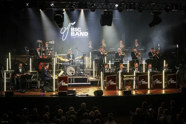 Bekannt ist die Bigband der Bundeswehr nicht nur für musikalische Exzellenz, sondern auch für ihre spektakuläre Show.  | Foto: Peter Zylajew