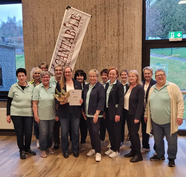 Die Sängerinnen des Frauenchors Cantabile Morsbach gratulieren Wiebke Hoof zu 25 Jahren Engagement im Chor | Foto: Petra Klein