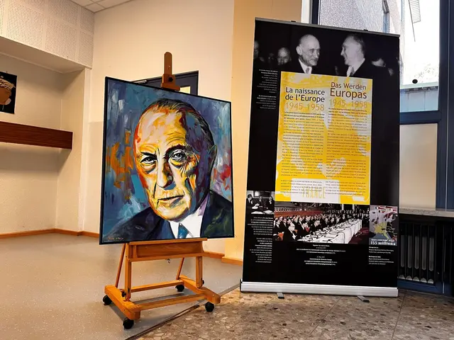 Einen besonderen Akzent setzt der Mechernicher Künstler Tom Krey, der mit zwei eindrucksvollen Porträts Adenauers in der Ausstellung vertreten ist.  | Foto: GAT/Bernhard Karst/pp/Agentur ProfiPress
