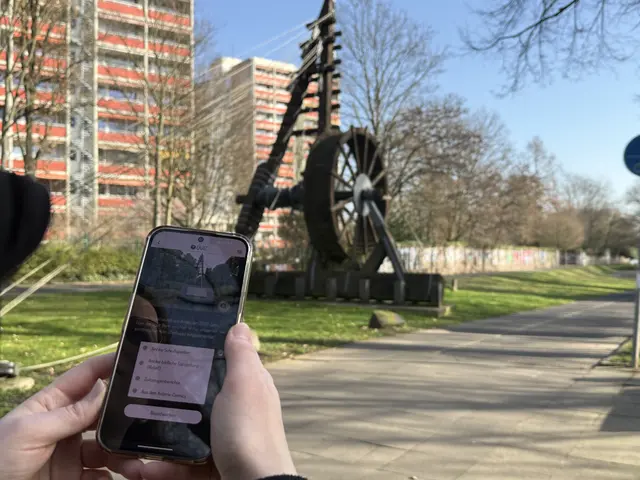 Startpunkt der Schnitzeljagd ist die Rekonstruktion eines römischen Krans an der Römerstraße.  | Foto: Felix Buczek / Universität Bonn