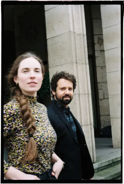 Elsa Johanna Mohr und Flávio Nunes bringen sommerliche Stimmung in den Löhrerhof  | Foto: Ferry Mohr