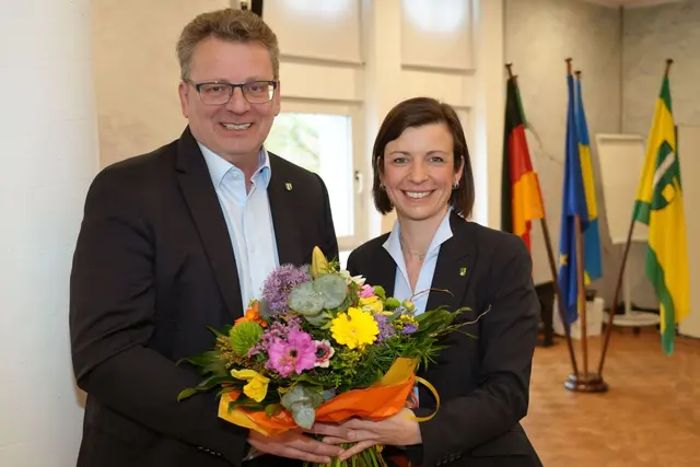 Der ehemalige Erste Beigeordnete der Stadt Erftstadt wurde im Rahmen der Ratssitzung von Bürgermeisterin Carolin Weitzel mit einem großen Blumenstrauß verabschiedet. | Foto: Stadt Erftstadt / Düster