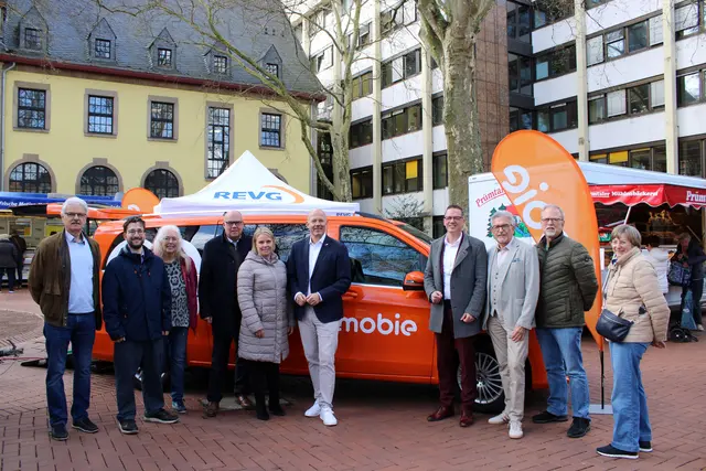 Vorstellung des On-Demand-Verkehr-Angebots auf dem Wochenmarkt mit Bürgermeister der Stadt Frechen Uwe Tietz, Technische Beigeordnete der Stadt Frechen Magdalena Pötschke, Landrat des Rhein-Erft-Kreises Frank Rock, Vorsitzender des REVG-Aufsichtsrats Gregor Golland MdL, REVG-Geschäftsführer Walter Reinarz und weitere Vertreterinnen und Vertreter der Frechener Politik.  | Foto: REVG