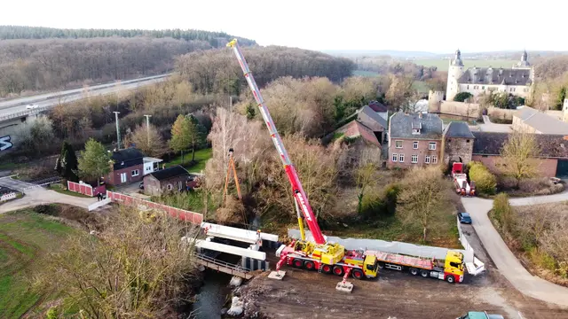Der wichtigste Schritt ist geschafft: Für den Neubau der Brücke nahe Burg Veynau über den Veybach wurden die Fertigbetonteile aus luftiger Höhe montiert.  | Foto: Benjamin Wunsch/Kocks Consult GmbH/pp/ProfiPress