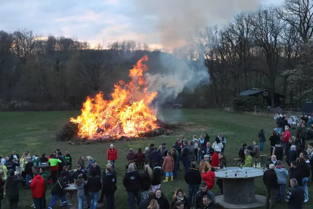 Acht Meter hoch, zwölf Meter im Durchmesser: Das Heischeider Osterfeuer ist eines der größten im Oberbergischen Kreis.  | Foto: Michael Kupper