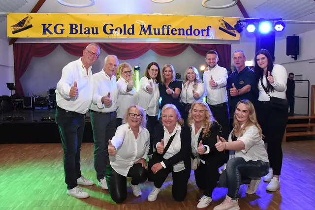Joachim Ackermann (li.) mit Vorstandsmitgliedern, Helferinnen und Helfern bei der Blau-Gold-Partynacht.  | Foto: AS