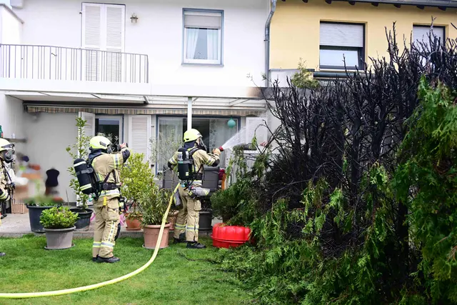 Durch das rasche Vorgehen aller Beteiligten konnte verhindert werden, dass das Feuer auf das Haus überschlug, aber nicht, dass Teile einer Terrassenüberdachung zu Schaden kamen.  | Foto: Feuerwehr Pulheim