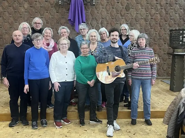Trotzt der Luftnot mit Gesang: der Chor „Pneumissimo“ rund um Leiterin Annette Einzmann (6. v. re) und Ian Alexander Griffiths (mit Gitarre).   | Foto: Kaiser