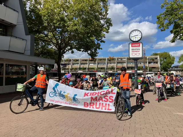 Teilnehmerinnen und Teilnehmer der Kidical Mass ziehen mit Fahrrädern durch die Brühler Innenstadt und machen auf kinderfreundliche Mobilität aufmerksam. | Foto: Kinderschutzbund Brühl