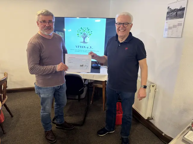 Jens Babiak (links) erhält einen Spendenscheck von H.-Thomas Wolf.  | Foto: ZWAR