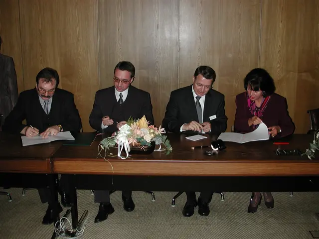 Die Vertragsunterzeichnung zur offiziellen Begründung der Partnerschaft zwischen Rhein-Sieg Kreis und Kreis Bunzlau in Siegburg am 16. Februar 2001 in Siegburg, v.l.n.r.: Bunzlauer Vize-Landrat Cezary Przybylski, Bunzlauer Landrat Piotr Roman, Landrat Frithjof Kühn, Kreisdirektorin Monika Lohr.  | Foto: Rhein-Sieg-Kreis