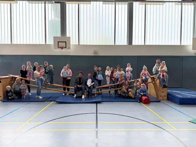 Bürgermeister Mario Dahm ehrte Harald Sander für seinen Einsatz im TV Rott.  | Foto: Stadt Hennef