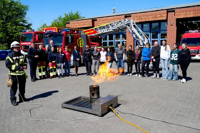 Wie löscht man einen Fettbrand? - Davon konnten sich die Mädchen bei ihrem Info-Tag bei der Feuerwehr selbst ein Bild machen. | Foto: Düster/Erftstadt