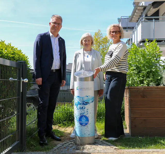 Bürgermeister  Guido  Vierkötter (links), WTV-Geschäftsführerin Ludgera Decking (Mitte) und Regine Krauss (rechts) vom Bauamt mit dem neuen Trinkbrunnen. | Foto: Wahnbachtalsperrenverband