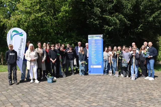Gemeinsam mit Partnern pflanzten Schülerinnen und Schüler der Gesamtschule Reichshof junge Bäume auf geschädigten Flächen an der Wiehltalsperre. | Foto: Michael Kupper