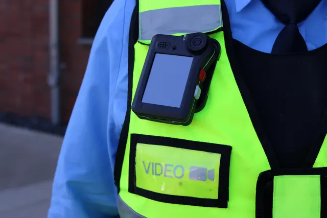 Zum Eigenschutz und zur Beweissicherung bei Angriffen traegt das Sicherheits- und Fahrausweispruefpersonal der REVG bei Kontrollen Bodycams.  | Foto: REVG