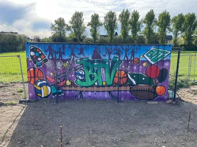 Der Container auf dem Rasensportplatz an der Langenackerstraße ist im Rahmen eines Kulturrucksack-Workshops von Jugendlichen farbenfroh gestaltet worden. | Foto: Stadt Brühl